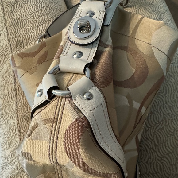 Coach Carly Hobo bag. - Picture 5 of 7